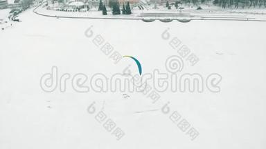 冬天，穿着圣诞老人服装的滑雪运动员骑在河边